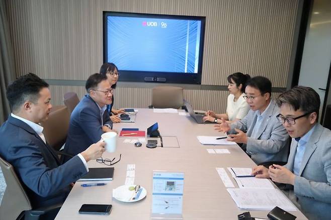 박성호 청장(오른쪽 가운데) 일행이 BJFEZ의 미래 해법 모색을 위해 싱가포르를 찾아 현지 관계자들과 대화를 하고 있다.