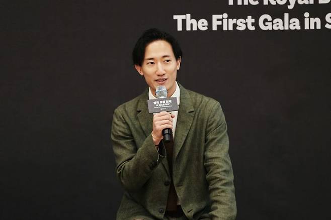 영국 로열 발레단의 퍼스트 솔로이스트 전준혁이 2일 LG아트센터 서울에서 열린 '로열 발레: 더 퍼스트 갈라' 기자간담회에서 소감을 말하고 있다.   [사진 제공= LG아트센터]