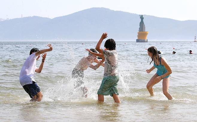 지난 1일 오후 미국에서 태권도를 배우고 있는 청소년들이 사범을 따라온 부산 해운대해수욕장에서 물놀이를 하며 즐거운 시간을 보내고 있다.이날 부산지역 낮 최고 기온 31도를 기록했다./부산=김동환 기자