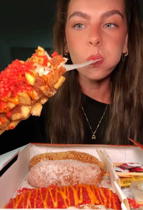 100만명의 팔로워를 보유한 음식 인플루언서가 한국식 핫도그를 먹는 영상은 31만개의 좋아요를 받았다. /틱톡 thatfoodielyss