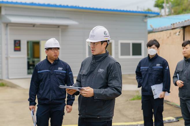 박재홍(왼쪽 두 번째) 우나스텔라 대표가 지난 5월 전남 고흥군 봉래면 자체 발사장에서 우나 익스프레스 1호기 발사를 앞두고 점검을 하고 있다. 박 대표는 발사체 스타트업 육성을 위해 정부가 나서서 '우주 샌드박스'를 도입해야 한다고 밝혔다./우나스텔라