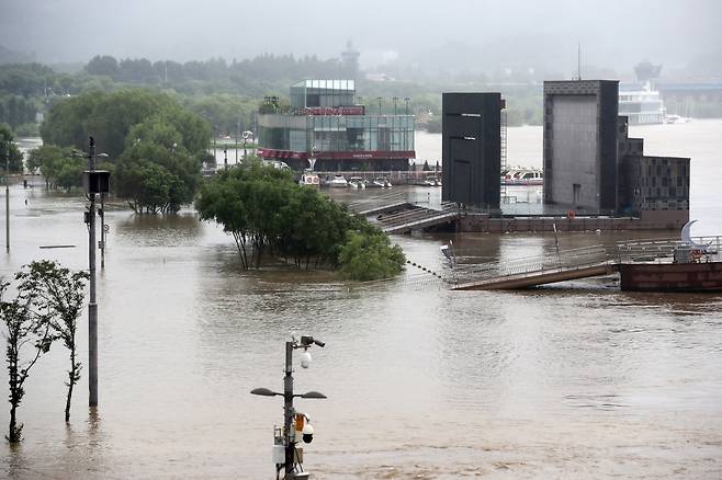 지난 2023년 서울 반포한강공원 일대가 집중호우로 물에 잠겨 있는 모습. /뉴스1