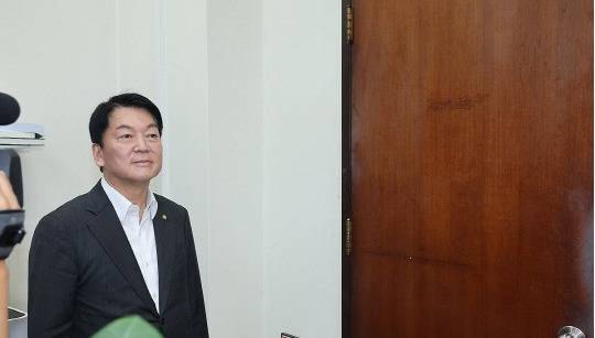 국민의힘 혁신위원장으로 내정된 안철수 의원이 2일 오후 송언석 비상대책위원장 겸 원내대표를 만나기 위해 국회 본청 원내 대표실로 향하고 있다. 연합뉴스