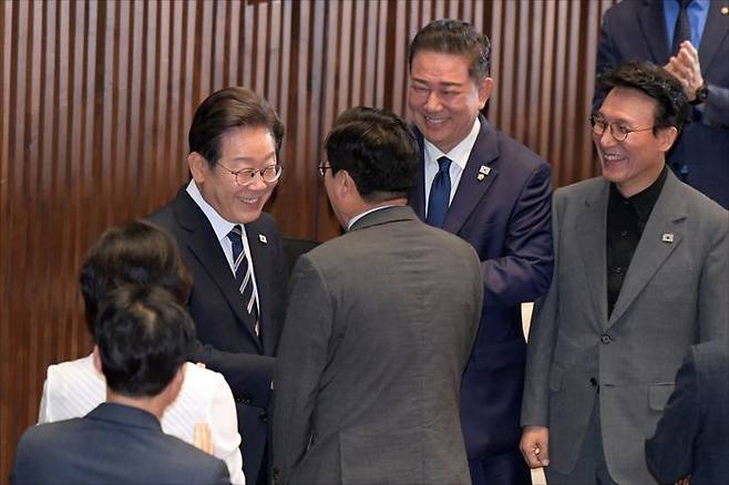 이재명 대통령이 5월 26일 서울 여의도 국회에서 2025년도 제2회 추가경정예산안에 대한 정부의 시정연설을 위해 본회의장에 들어서며 더불어민주당 김병기 당대표 직무대행 겸 원내대표, 박찬대 의원, 김민석 국무총리 후보자 등과 인사를 하고 있다.ⓒ국회사진기자단