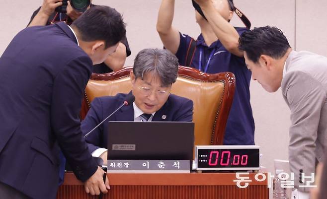 1일 서울 여의도 국회에서 열린 국회 법제사법위원회 전체회의에서 더불어민주당 소속 이춘석 법제사법위원장(가운데)과 민주당 간사인 김용민 의원(왼쪽), 국민의힘 간사인 장동혁 의원이 대화를 나누고 있다. 법사위는 이날 전체회의를 열고 상법 개정안을 법안심사제1소위원회로 회부했다. 이훈구 기자 ufo@donga.com
