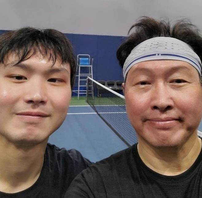 최태원 SK그룹 회장이 2021년 8월 인스타그램에 장남 인근 씨와 테니스를 함께 친 사진을 게시했다. 인스타그램 캡처
