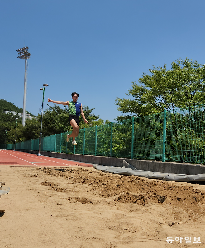 부산대 육상부 이현우 선수가 지난달 27일 부산 금정구 부산대학교 대운동장에서 멀리뛰기 훈련을 하고 있다. 김화영 기자 run@donga.com