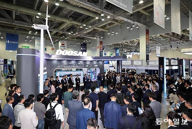 업계 관계자들로 북적이고 있는 두산에너빌리티 부스.
