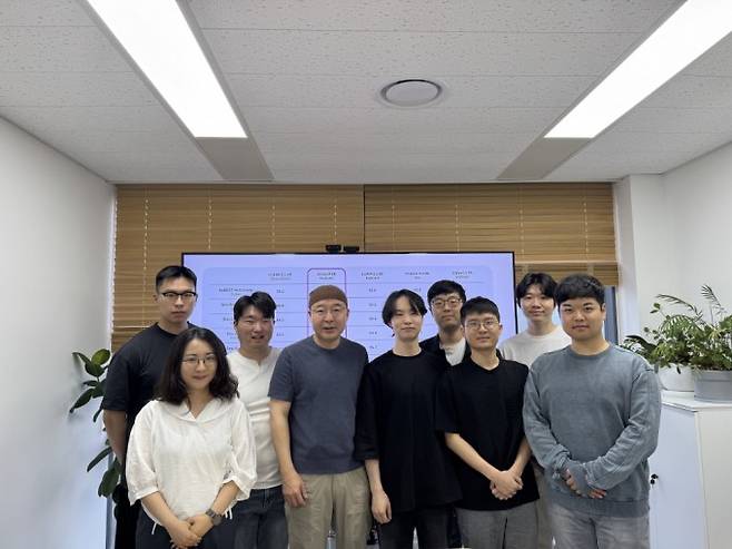 (왼쪽부터) 손영준 서울대 데이터사이언스대학원 박사과정생, 소연경 박사과정생, 박찬우 석사과정생, 이재진 교수, 김진표 박사과정생, 석지헌 박사과정생, 조경제 박사과정생, 박종원 석사과정생, 김종민 박사과정생. 한국연구재단 제공.