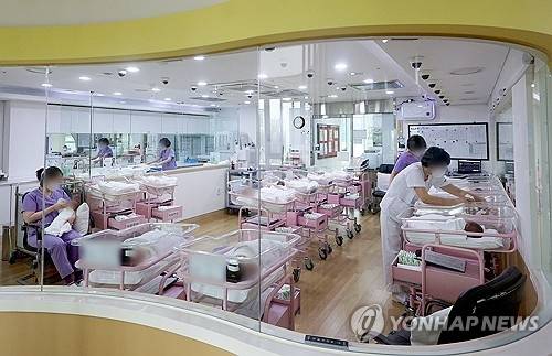 서울 시내 한 산후조리원 신생아실에서 간호사 등 관계자들이 신생아들을 돌보고 있다. [연합뉴스]