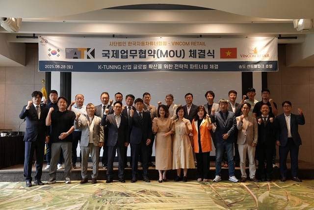 사단법인 한국자동차튜너협회(ATK, 회장 이덕영)가 지난달 28일 송도 센트럴파크호텔에서 베트남 최대 복합쇼핑몰 운영사인 빈콤 리테일과 전략적 업무협약을 체결했다.<한국자동차튜너협회 제공>