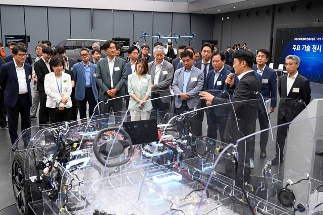 대통령직속 국정기획위원회 정태호 경제 1분과장 등이 2일 자율주행차 제조 현황 등을 점검하기 위해 경기도 화성시 현대자동차그룹 남양연구소를 방문했다. 정태호 분과장 등이 관계자의 설명을 들으며 미래 모빌리티 관련 전시물을 관람하고 있다.<국정기획위원회 제공>