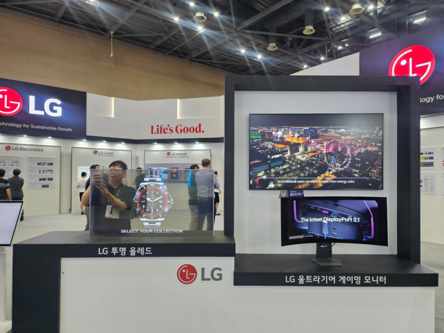 관람객들이 LG전자의 나노코리아 2025 전시부스를 관람하고 있다. 박순원 기자.