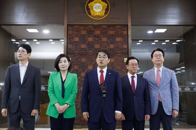 김민석 국무총리 후보자 인사청문특별위원회 국민의힘 간사를 맡고 있는 배준영(가운데) 의원이 지난달 26일 국회 로텐더홀에서 기자회견을 하고 있다. [국회사진기자단]