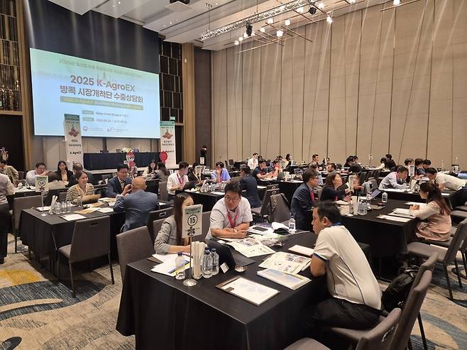 지난달 24일부터 25일까지 태국에서 열린 '시장개척단' 파견 관련 현지 수출상담회에서 상담이 이뤄지고 있다. (사진=한국농어촌공사)
