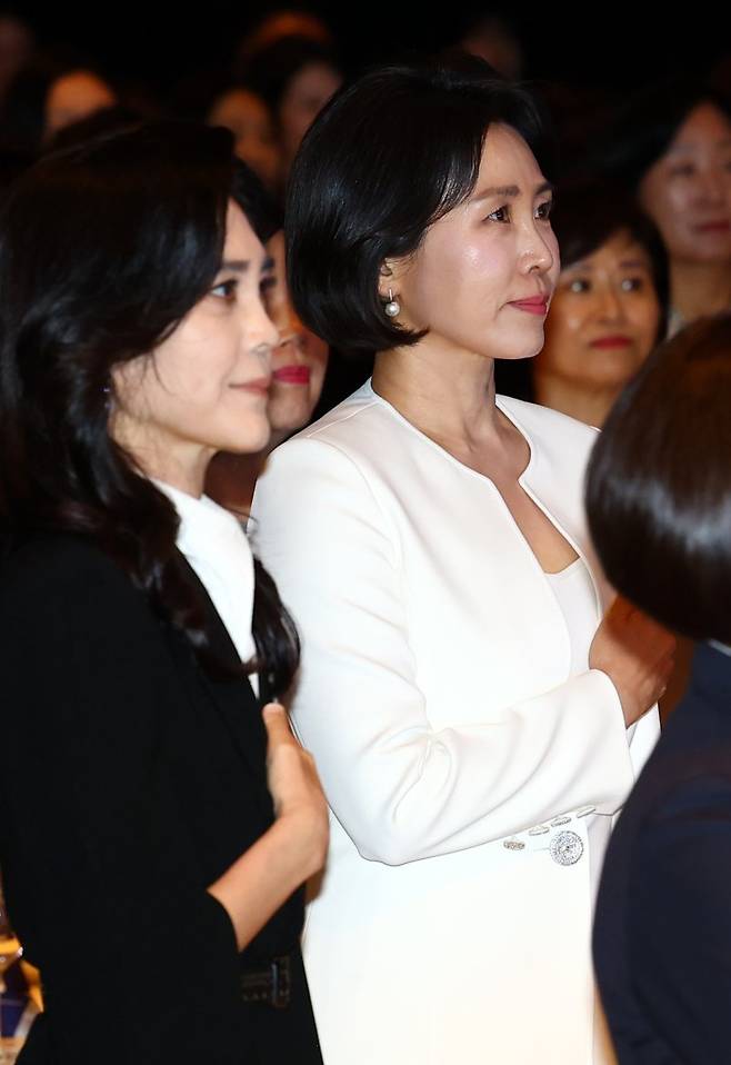 [서울=뉴시스] 박주성 기자 = 이재명 대통령 부인 김혜경 여사와 이부진 호텔신라 사장을 비롯한 여성기업인들이 1일 서울 중구 서울신라호텔 2층 다이너스티 홀에서 열린 제4회 여성기업주간 개막식에 참석해 국민의례를 하고 있다. 2025.07.01. park7691@newsis.com <저작권자ⓒ 공감언론 뉴시스통신사. 무단전재-재배포 금지.> /사진=뉴시스화상