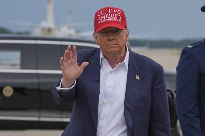 도널드 트럼프 대통령이 1일(현지시간) 앤드류스 공군기지에 도착해 손을 들고 있다. AP연합뉴스