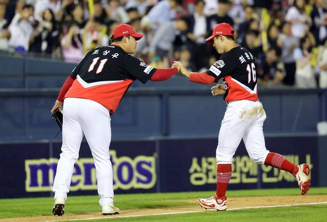 잠실야구장에서 열린 2025 KBO리그 KIA 타이거즈와 두산 베어스의 경기, 8회말 2사 1루 두산 김인태의 플라이 아웃을 잡아낸 KIA 유격수 최원준이 투수 조상우와 기뻐하고 있다. 뉴시스