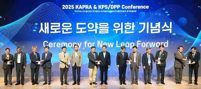 김영록 전라남도지사(사진 왼쪽에서 여덟 번째)가 2일 나주에 위치한 한국에너지공대(KENTECH, 켄텍)에서 열린 '2025 한국가속기 및 플라즈마연구협회(KAPRA)·한국물리학회 플라즈마 분과 정기 학술대회'에 참석해 주요 내빈들과 세리머니를 하고 있다. 전남도 제공