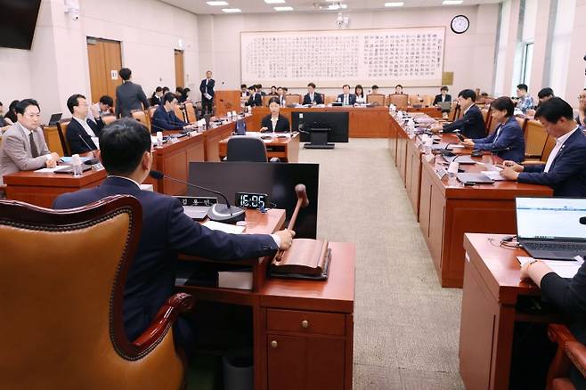 2일 서울 여의도 국회 법제사법위원회에서 여야의 상법개정안 처리 합의 이후 열린 법안심사제1소위원회의에서 더불어민주당 소속 김용민 소위원장이 안건을 상정하고 있다. 연합뉴스