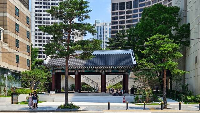 서울광장 인근 환구단 정문 앞 철제 울타리가 사라지고 정원이 조성됐다. 서울시 제공