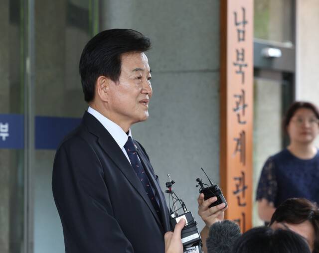 정동영 통일부 장관 후보자가 지난달 24일 서울 종로구 남북관계관리단에 마련된 인사청문회 준비사무실로 들어서며 취재진의 질문에 답하고 있다. 연합뉴스