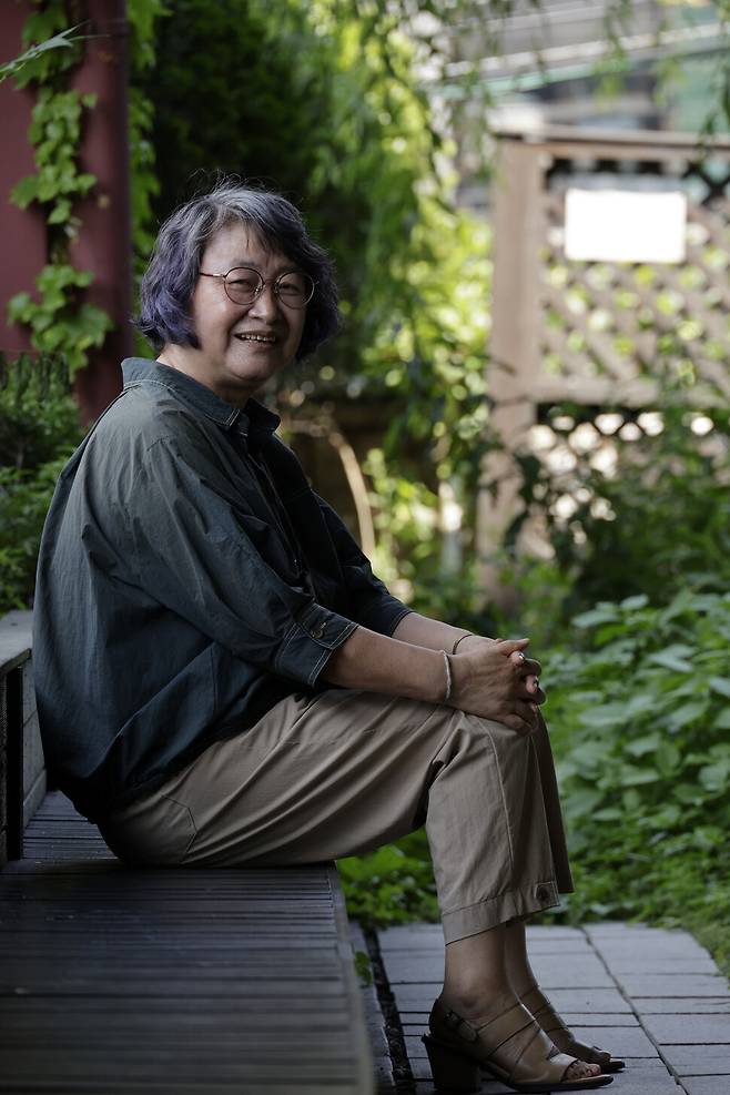 2025년 6월23일 오후 서울 마포구 공덕동 한겨레신문사에서 ‘유숙열의 뉴욕 페미니즘 리포트’의 저자 유숙열 이프북스 대표가 한겨레21과 인터뷰하고 있다. 김명진 기자