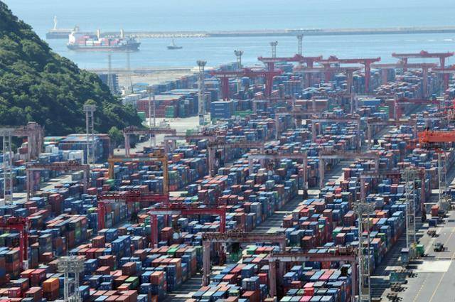 1일 부산 남구 신선대부두 야적장에 수출입 컨테이너가 쌓여 있다. 부산=뉴시스