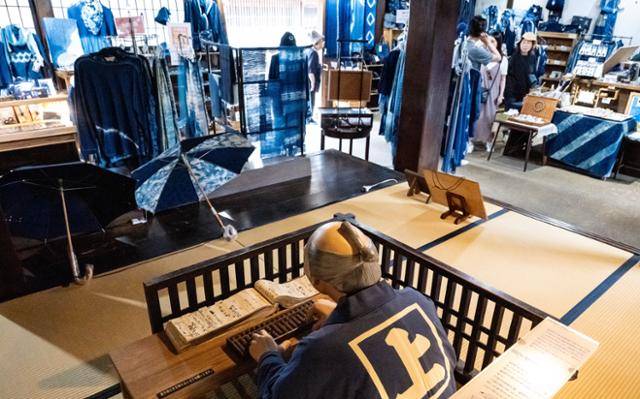 일본 도쿠시마현 미마시 와키마치(우다츠 마을) 요시노 가옥에 쪽빛 제품이 진열돼 있다.