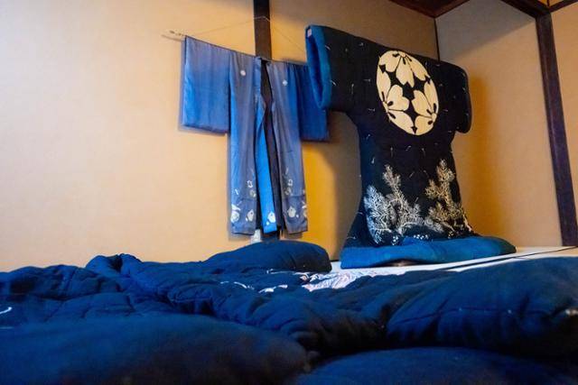 미마시 와키마치 요시노 가옥 내부에 전시돼 있는 쪽빛 전통 복장.