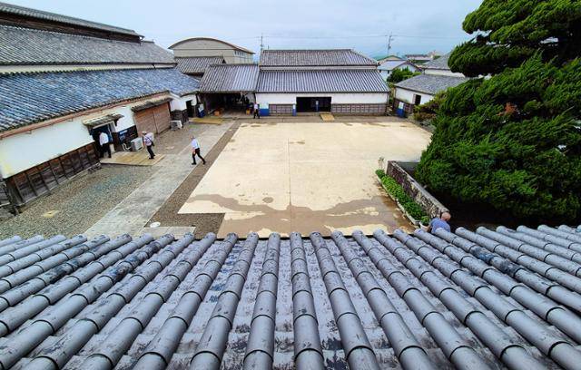이타노군 아이노야카타의 넓은 마당 주위로 건물이 배치돼 있다.