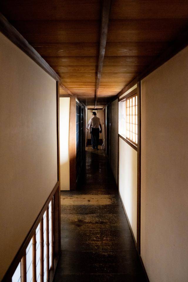 이타노군 아이노야카타 내부에는 좁은 통로가 복잡하게 얽혀 있다.