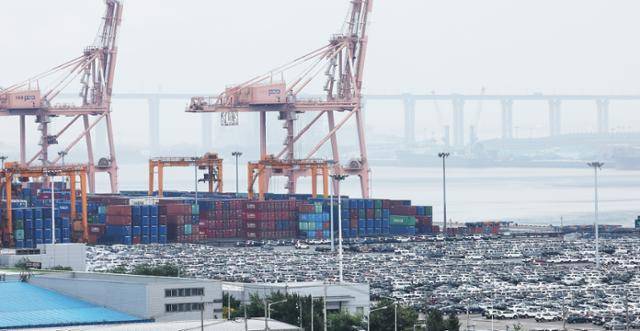 1일 경기도 평택항에 쌓여 있는 컨테이너와 세워져 있는 수출용 자동차 모습. 연합뉴스