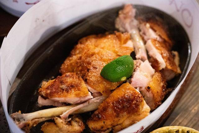 일본 도쿠시마현의 토종닭 아와오도리 구이.