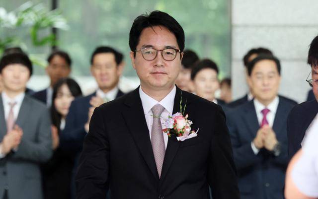 심우정 검찰총장이 2일 퇴임식을 마치고 서울 서초구 대검찰청을 나서고 있다. 뉴스1