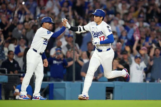 오타니가 2일 미국 캘리포니아주 로스앤젤레스 다저스타디움에서 열린 시카고 화이트삭스전 4회에 시즌 30호 홈런을 때린 후 그라운드를 돌며 3루 코치의 축하를 받고 있다. 로스앤젤레스=Imagn Images 로이터 연합뉴스