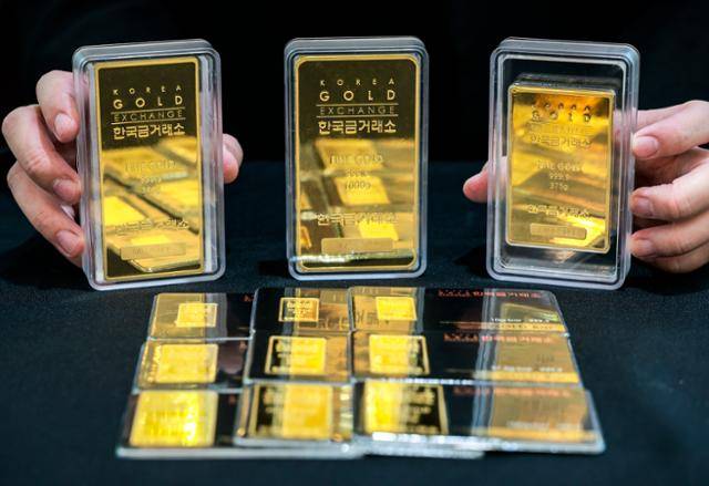 금값이 연일 사상 최고치를 경신하던 지난 5월 서울의 한 한국금거래소에 골드바가 놓여있다. 뉴시스