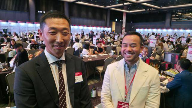 정걸기 베트남 충남사무소장이 천안 소노벨 리조트에서 열린 충남 수출상담회에서 바이어 동 응웨이안과 충남의 김 수출기업에 대해 이야기를 나누고 있다. 천안=윤형권 기자