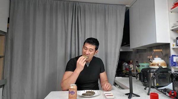 최근 도시 곳곳에 출몰하고 있는 ‘러브버그(붉은등우단털파리)’를 잡아 직접 요리해 먹은 유튜버의 영상이 온라인에서 화제를 모으고 있다./사진=유튜브 채널 ‘이충근’