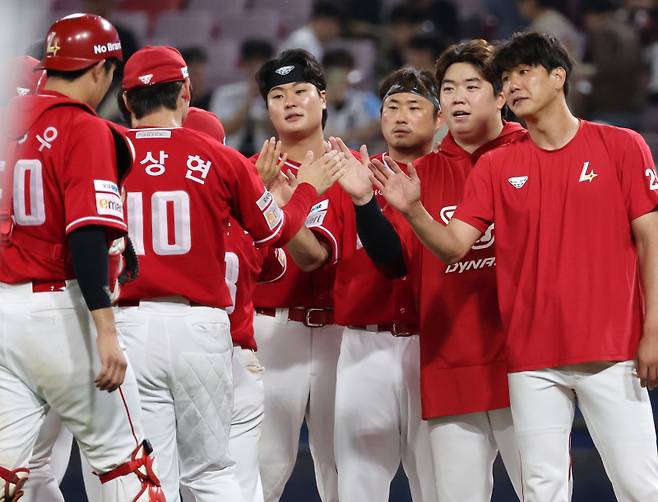 <yonhap photo-6231="">&nbsp;2일 광주기아챔피언스필드에서 열린 프로야구 SSG 랜더스와 KIA 타이거즈의 경기. 8-5로 KIA를 누른 SSG 선수들이 승리를 자축하고 있다. 2025.7.2 [연합뉴스]</yonhap>