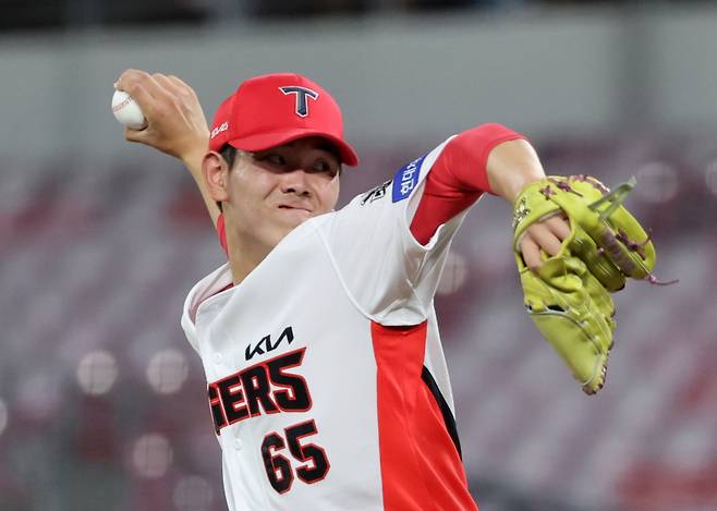 <yonhap photo-6051="">2일 광주기아챔피언스필드에서 열린 프로야구 SSG 랜더스와 KIA 타이거즈의 경기. KIA 성영탁이 8회에 투구하고 있다. 2025.7.2 [연합뉴스]</yonhap>