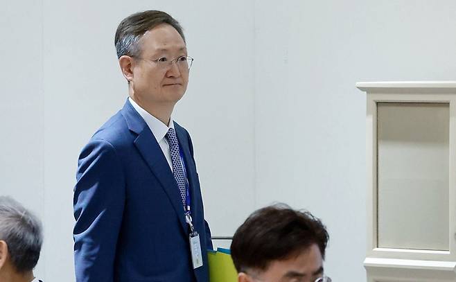 봉욱 대통령실 민정수석비서관(왼쪽)과 이진수 법무부 장관 직무대행이 1일 서울 용산 대통령실 청사에서 열린 국무회의에 참석하고 있다. 2025.7.1 [사진=연합뉴스]