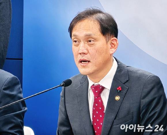 김태규 방송통신위원장 직무대행이 정부서울청사에서 사전브리핑을 열고 2025년도 방통위 업무계획을 발표하고 있다. [사진=안세준 기자]