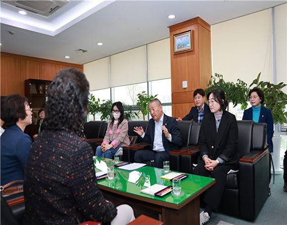 박병래 의장이 여성단체와 간담회를 갖고 있다. [사진=부안군의회 ]