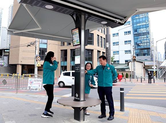 류규하 중구청장이 2일 청라언덕역 인근 스마트그늘막을 점검하고 있다 [사진=중구청]