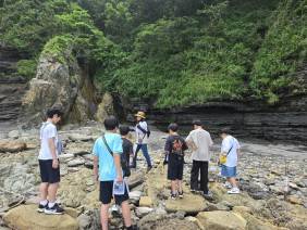 초등학생들이 부안 채석강을 탐방하고 있다. [사진=국립군산대학교 ]