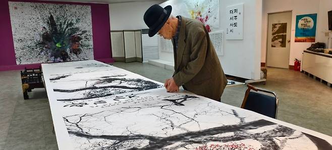 검은 가지 위, 겨울을 품은 붉은 숨결 위에, 시인이 조용히 말을 얹는다. 현병찬 선생의 붓끝이 닿는 순간, 침묵과 생명이 하나의 결로 번져간다. (정상기 작가 페이스북 캡처)