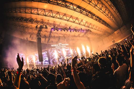 지난달 28, 29일 일본 지바현 마쿠하리 멧세에서 열린 월드 디제이 페스티벌 재팬. 야외무대를 실내로 옮겨왔지만, 조도를 조정하고 레이저와 조명 등 무대 효과를 적절히 사용해 5만 2000명 관객의 환호를 끌어냈다. [사진 비이피씨탄젠트]