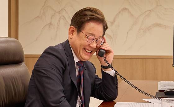 이재명 대통령이 지난달 10일 서울 용산구 대통령실 청사 집무실에서 시진핑 중국 국가주석과 통화하고 있다. 대통령실