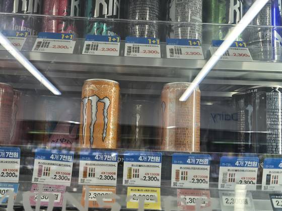 1일 오후 2시30분쯤, 서울 서초구 반포동 학원가에 위치한 한 편의점 냉장고. 에너지드링크가 있던 자리만 비어 있다. 전율 기자